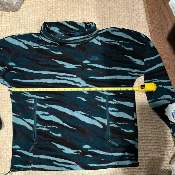 THE NORTH FACE WOMENS PULLOVER SWEATER TURTLE
NECK MEDIUM GREEN ANIMAL
PRINT - Picture 8 of 13